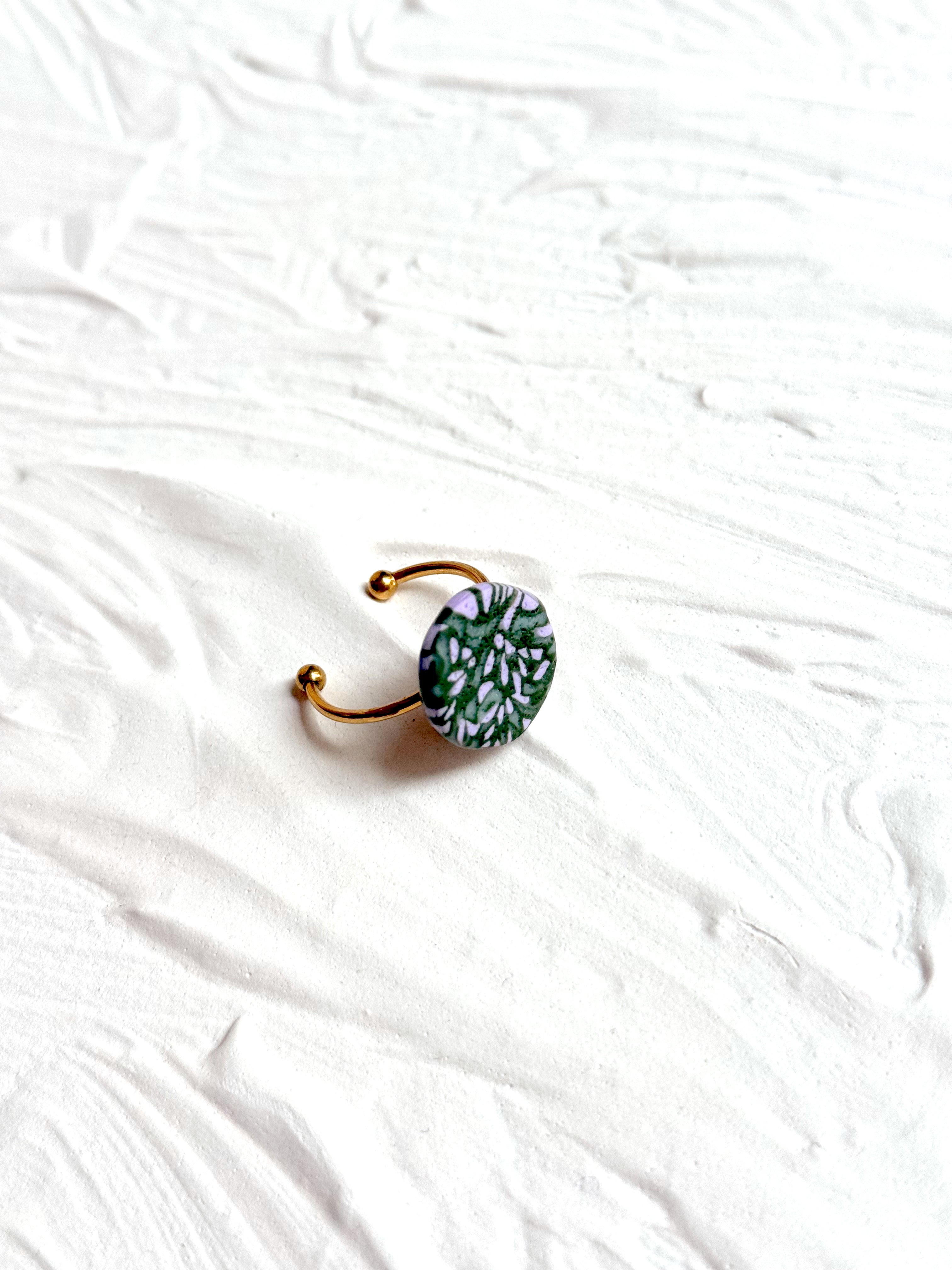 Anillo lila y verde